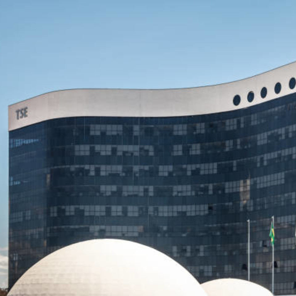 Com o objetivo de impedir que dinheiro público seja usado para defender parlamentares na mira da Lava Jato, o TSE proibiu a contratação de advogados para a defesa de filiados investigados com verbas públicas. O que você acha disso?